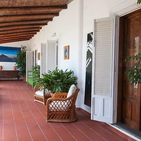 Villa E Strombolicchio *