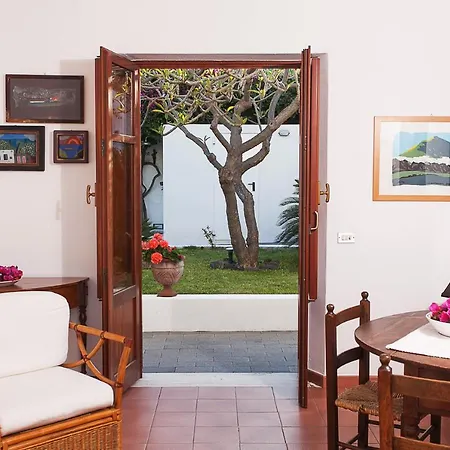 E Strombolicchio Villa